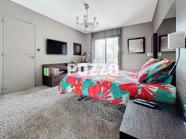 A Vendre - AVRANCHES - Maison 7 pièce(s) 300 m² - Parc paysager - Piscine - Garage AVRANCHES