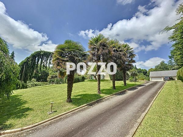 A Vendre - AVRANCHES - Maison 7 pièce(s) 300 m² - Parc paysager - Piscine - Garage AVRANCHES
