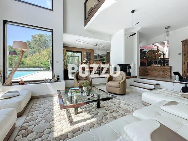 A Vendre - AVRANCHES - Maison 7 pièce(s) 300 m² - Parc paysager - Piscine - Garage AVRANCHES