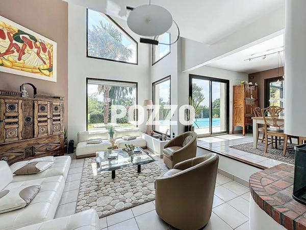A Vendre - AVRANCHES - Maison 7 pièce(s) 300 m² - Parc paysager - Piscine - Garage AVRANCHES
