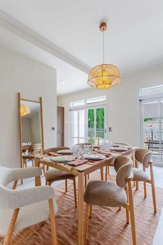 Vente                                                      Appartement
                        
                     4 pièces                      112 m2                     à Aix-les-Bains