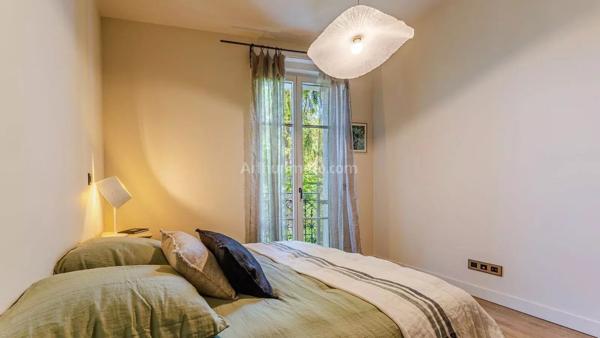 Vente                                                      Appartement
                        
                     4 pièces                      112 m2                     à Aix-les-Bains