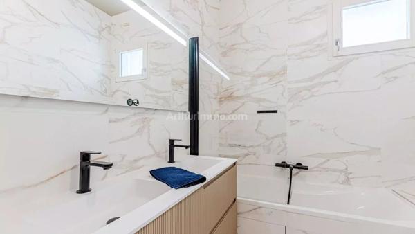Vente                                                      Appartement
                        
                     4 pièces                      112 m2                     à Aix-les-Bains
