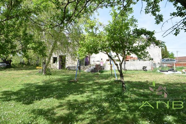 🏡  Maison en pierre avec dépendances – Ronsenac (Charente)