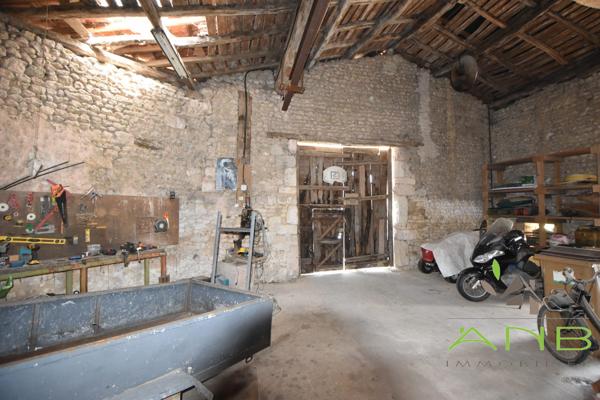 🏡  Maison en pierre avec dépendances – Ronsenac (Charente)