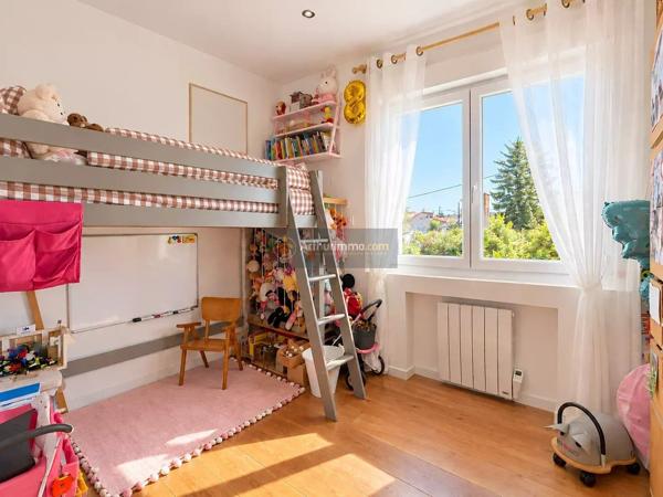 Vente                                                      Maison
                        
                     5 pièces                      100 m2                     à Fréjus