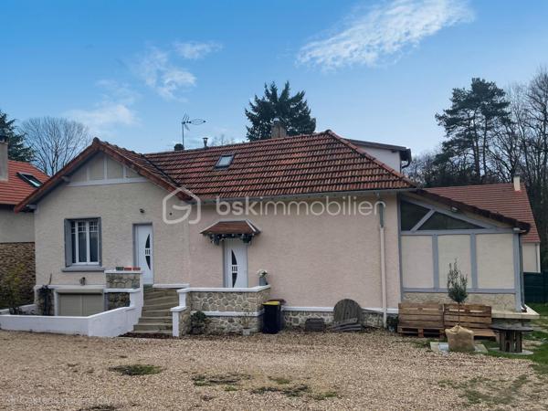 Appartement/Maison de ville entièrement rénové(e) à Lardy Bourg

70 m² (60 m² loi Carrez) - 2 chambres

Au rez-de-chaussée d’une petite copropriété (3 logements) :
- Entrée;
- Pièce de vie exposé sud avec cuisine ouverte aménagée;
- Suite parentale de 16 m² avec salle d'eau;
- WC indépendant avec coin buanderie.

À l’étage :
- Palier avec rangements; 
- Chambre de 12 m² (18 m² au sol) avec rangements et accès à un dressing.

En plus :
2 places de parking
Cave privative (9 m²)
Jardin d'environ 25 m² !!

// VISITE VIRTUELLE DISPONIBLE \\