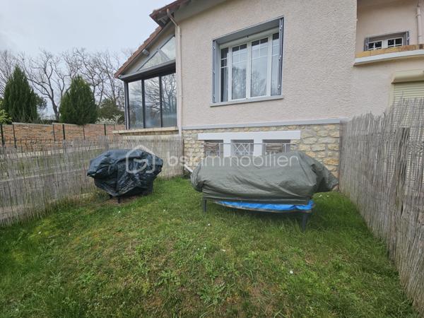 Appartement/Maison de ville entièrement rénové(e) à Lardy Bourg

70 m² (60 m² loi Carrez) - 2 chambres

Au rez-de-chaussée d’une petite copropriété (3 logements) :
- Entrée;
- Pièce de vie exposé sud avec cuisine ouverte aménagée;
- Suite parentale de 16 m² avec salle d'eau;
- WC indépendant avec coin buanderie.

À l’étage :
- Palier avec rangements; 
- Chambre de 12 m² (18 m² au sol) avec rangements et accès à un dressing.

En plus :
2 places de parking
Cave privative (9 m²)
Jardin d'environ 25 m² !!

// VISITE VIRTUELLE DISPONIBLE \\