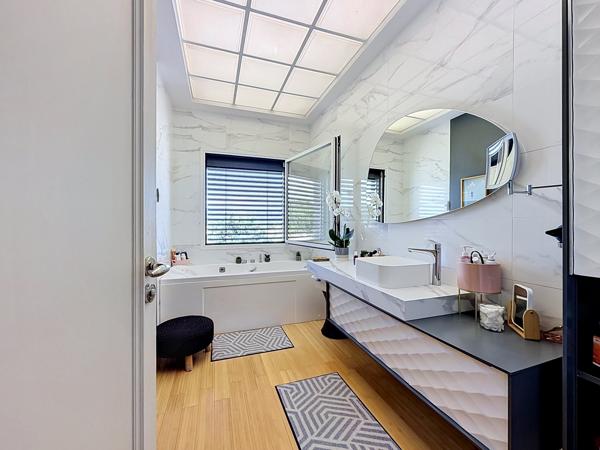 Maison
         7 pièces
        - 300 m² Bien prestige 1 260 000 € *