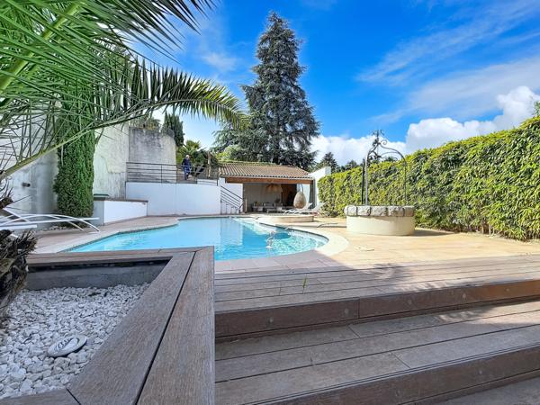 Maison
         7 pièces
        - 300 m² Bien prestige 1 260 000 € *