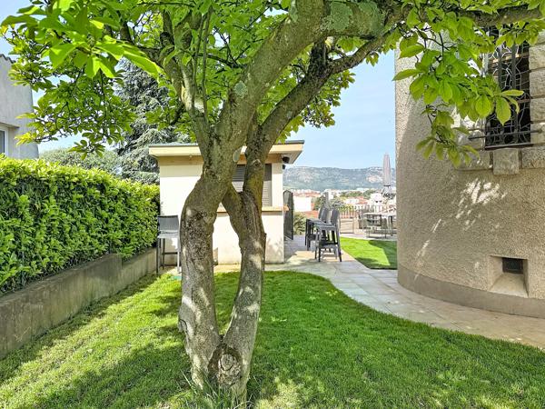 Maison
         7 pièces
        - 300 m² Bien prestige 1 260 000 € *