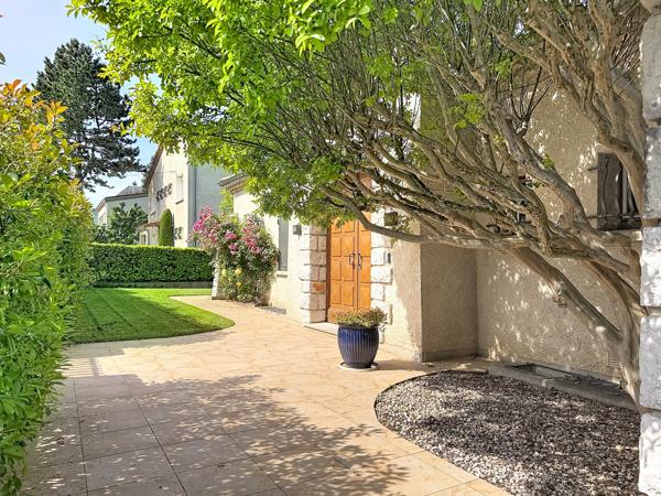 Maison
         7 pièces
        - 300 m² Bien prestige 1 260 000 € *