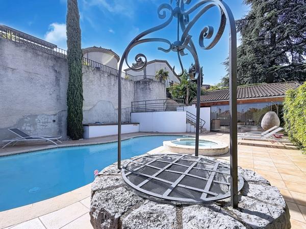 Maison
         7 pièces
        - 300 m² Bien prestige 1 260 000 € *