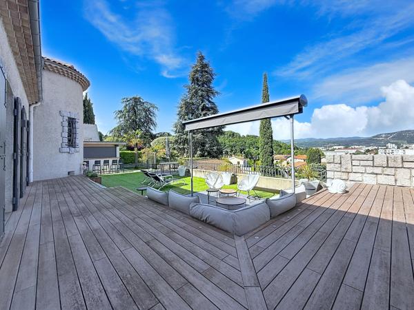 Maison
         7 pièces
        - 300 m² Bien prestige 1 260 000 € *