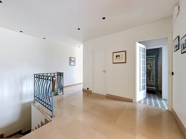 Maison
         7 pièces
        - 300 m² Bien prestige 1 260 000 € *