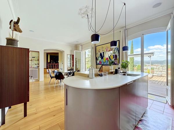 Maison
         7 pièces
        - 300 m² Bien prestige 1 260 000 € *