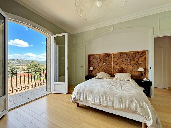 Maison
         7 pièces
        - 300 m² Bien prestige 1 260 000 € *