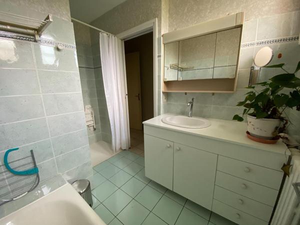 maison individuelle avec jardin et garage