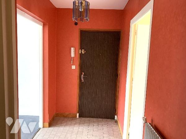 SERGER, appartement à rénover : une entrée, d'une cuisine, d'un séjour, d'une salle de