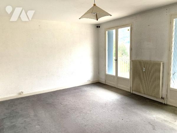 SERGER, appartement à rénover : une entrée, d'une cuisine, d'un séjour, d'une salle de