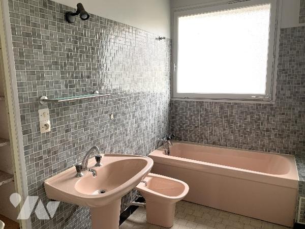 SERGER, appartement à rénover : une entrée, d'une cuisine, d'un séjour, d'une salle de