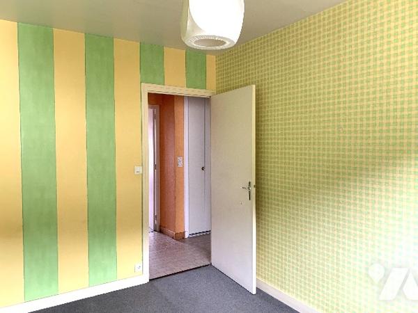 SERGER, appartement à rénover : une entrée, d'une cuisine, d'un séjour, d'une salle de