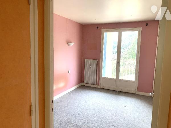 SERGER, appartement à rénover : une entrée, d'une cuisine, d'un séjour, d'une salle de