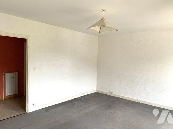 SERGER, appartement à rénover : une entrée, d'une cuisine, d'un séjour, d'une salle de