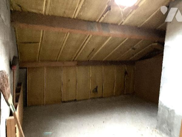 SERGER, appartement à rénover : une entrée, d'une cuisine, d'un séjour, d'une salle de