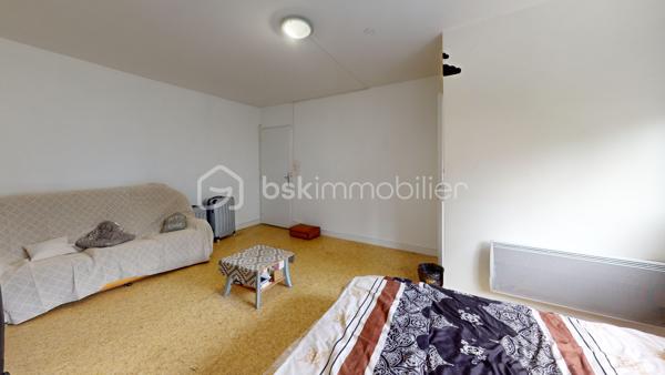 //VISITE VIRTUELLE SUR DEMANDE (meublée et démeublée)\\

Appréciez la liberté de votre propre espace dans ce charmant studio au RDC, de 29 m² situé au cœur de Montargis. Sa vaste pièce principale, lumineuse et agréable, offre un véritable espace de vie à personnaliser selon vos envies. Une cuisine fonctionnelle (rafraîchissement à prévoir), une salle d’eau ainsi qu'une entrée bien agencée viennent parfaire ce plan pensé pour le confort au quotidien.

Que vous soyez primo-accédant, investisseur avisé ou à la recherche d'un pied-à-terre, cet appartement est une véritable opportunité !

La résidence est à quelques minutes de la gare de Montargis, offrant un accès facile aux transports. Un train direct permet de rejoindre Paris en environ une heure.

Les travaux de l’immeuble sont déjà votés, payés et presque terminé, vous n’avez rien à prévoir — posez simplement vos valises.
Un appartement fonctionnel et idéalement situé. À visiter rapidement !

Idéal résidence principale ou investissement.

Taxe foncière 2025 : 688€
—