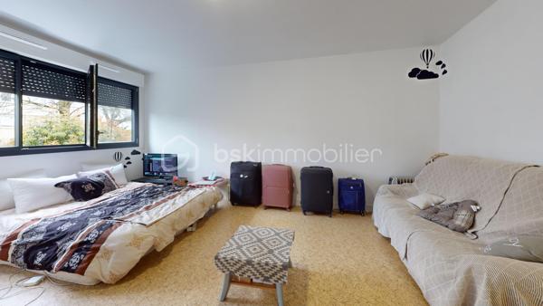 //VISITE VIRTUELLE SUR DEMANDE (meublée et démeublée)\\

Appréciez la liberté de votre propre espace dans ce charmant studio au RDC, de 29 m² situé au cœur de Montargis. Sa vaste pièce principale, lumineuse et agréable, offre un véritable espace de vie à personnaliser selon vos envies. Une cuisine fonctionnelle (rafraîchissement à prévoir), une salle d’eau ainsi qu'une entrée bien agencée viennent parfaire ce plan pensé pour le confort au quotidien.

Que vous soyez primo-accédant, investisseur avisé ou à la recherche d'un pied-à-terre, cet appartement est une véritable opportunité !

La résidence est à quelques minutes de la gare de Montargis, offrant un accès facile aux transports. Un train direct permet de rejoindre Paris en environ une heure.

Les travaux de l’immeuble sont déjà votés, payés et presque terminé, vous n’avez rien à prévoir — posez simplement vos valises.
Un appartement fonctionnel et idéalement situé. À visiter rapidement !

Idéal résidence principale ou investissement.

Taxe foncière 2025 : 688€
—
