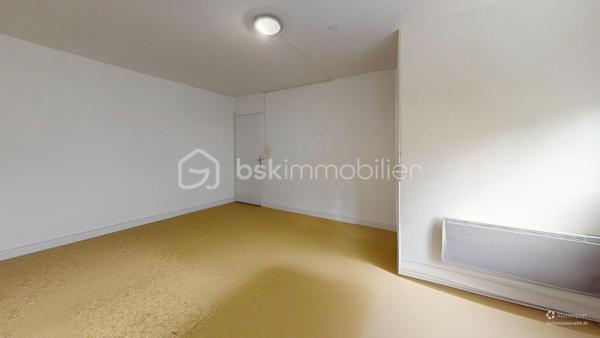 //VISITE VIRTUELLE SUR DEMANDE (meublée et démeublée)\\

Appréciez la liberté de votre propre espace dans ce charmant studio au RDC, de 29 m² situé au cœur de Montargis. Sa vaste pièce principale, lumineuse et agréable, offre un véritable espace de vie à personnaliser selon vos envies. Une cuisine fonctionnelle (rafraîchissement à prévoir), une salle d’eau ainsi qu'une entrée bien agencée viennent parfaire ce plan pensé pour le confort au quotidien.

Que vous soyez primo-accédant, investisseur avisé ou à la recherche d'un pied-à-terre, cet appartement est une véritable opportunité !

La résidence est à quelques minutes de la gare de Montargis, offrant un accès facile aux transports. Un train direct permet de rejoindre Paris en environ une heure.

Les travaux de l’immeuble sont déjà votés, payés et presque terminé, vous n’avez rien à prévoir — posez simplement vos valises.
Un appartement fonctionnel et idéalement situé. À visiter rapidement !

Idéal résidence principale ou investissement.

Taxe foncière 2025 : 688€
—