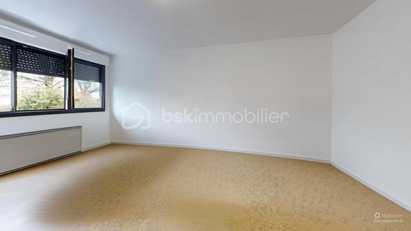 //VISITE VIRTUELLE SUR DEMANDE (meublée et démeublée)\\

Appréciez la liberté de votre propre espace dans ce charmant studio au RDC, de 29 m² situé au cœur de Montargis. Sa vaste pièce principale, lumineuse et agréable, offre un véritable espace de vie à personnaliser selon vos envies. Une cuisine fonctionnelle (rafraîchissement à prévoir), une salle d’eau ainsi qu'une entrée bien agencée viennent parfaire ce plan pensé pour le confort au quotidien.

Que vous soyez primo-accédant, investisseur avisé ou à la recherche d'un pied-à-terre, cet appartement est une véritable opportunité !

La résidence est à quelques minutes de la gare de Montargis, offrant un accès facile aux transports. Un train direct permet de rejoindre Paris en environ une heure.

Les travaux de l’immeuble sont déjà votés, payés et presque terminé, vous n’avez rien à prévoir — posez simplement vos valises.
Un appartement fonctionnel et idéalement situé. À visiter rapidement !

Idéal résidence principale ou investissement.

Taxe foncière 2025 : 688€
—
