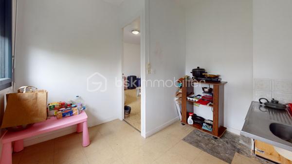//VISITE VIRTUELLE SUR DEMANDE (meublée et démeublée)\\

Appréciez la liberté de votre propre espace dans ce charmant studio au RDC, de 29 m² situé au cœur de Montargis. Sa vaste pièce principale, lumineuse et agréable, offre un véritable espace de vie à personnaliser selon vos envies. Une cuisine fonctionnelle (rafraîchissement à prévoir), une salle d’eau ainsi qu'une entrée bien agencée viennent parfaire ce plan pensé pour le confort au quotidien.

Que vous soyez primo-accédant, investisseur avisé ou à la recherche d'un pied-à-terre, cet appartement est une véritable opportunité !

La résidence est à quelques minutes de la gare de Montargis, offrant un accès facile aux transports. Un train direct permet de rejoindre Paris en environ une heure.

Les travaux de l’immeuble sont déjà votés, payés et presque terminé, vous n’avez rien à prévoir — posez simplement vos valises.
Un appartement fonctionnel et idéalement situé. À visiter rapidement !

Idéal résidence principale ou investissement.

Taxe foncière 2025 : 688€
—