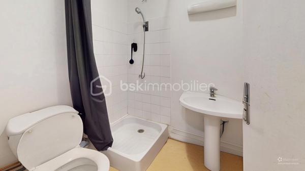 //VISITE VIRTUELLE SUR DEMANDE (meublée et démeublée)\\

Appréciez la liberté de votre propre espace dans ce charmant studio au RDC, de 29 m² situé au cœur de Montargis. Sa vaste pièce principale, lumineuse et agréable, offre un véritable espace de vie à personnaliser selon vos envies. Une cuisine fonctionnelle (rafraîchissement à prévoir), une salle d’eau ainsi qu'une entrée bien agencée viennent parfaire ce plan pensé pour le confort au quotidien.

Que vous soyez primo-accédant, investisseur avisé ou à la recherche d'un pied-à-terre, cet appartement est une véritable opportunité !

La résidence est à quelques minutes de la gare de Montargis, offrant un accès facile aux transports. Un train direct permet de rejoindre Paris en environ une heure.

Les travaux de l’immeuble sont déjà votés, payés et presque terminé, vous n’avez rien à prévoir — posez simplement vos valises.
Un appartement fonctionnel et idéalement situé. À visiter rapidement !

Idéal résidence principale ou investissement.

Taxe foncière 2025 : 688€
—