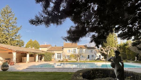 Sénas (13560) Propriété d'exception - 600 m² habitables - 6,4 hectares