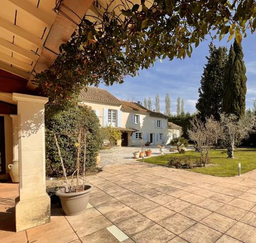 Sénas (13560) Propriété d'exception - 600 m² habitables - 6,4 hectares