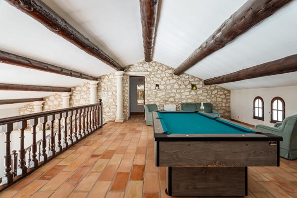 Sénas (13560) Propriété d'exception - 600 m² habitables - 6,4 hectares