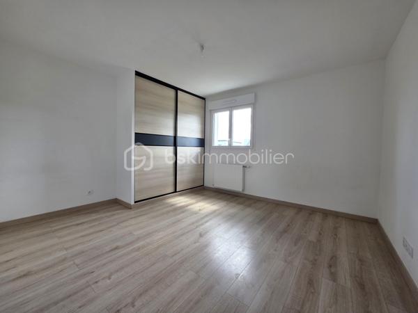 Maison familiale de 117m² construite en 2020, offrant un cadre de vie agréable.
Au rez-de-chaussée, vous découvrirez une pièce de vie avec séjour/salon et cuisine ouverte aménagée, donnant un accès direct à la terrasse. Ce niveau comprend également un cellier, un WC indépendant ainsi qu’une suite parentale avec dressing et salle d’eau privative.
À l’étage, une mezzanine dessert trois chambres, une salle d’eau et un second WC indépendant.
À l’extérieur, profitez d’un jardin entièrement clos d’environ 481 m² avec cabanon terrasse, idéal pour les beaux jours.
Les + :
• Maison récente sous garantie décennale
• Climatisation réversible
• Deux portails motorisés
• Beaux volumes
Une maison clé en main, idéale pour une famille en quête de confort et de modernité.
Une visite s'impose.