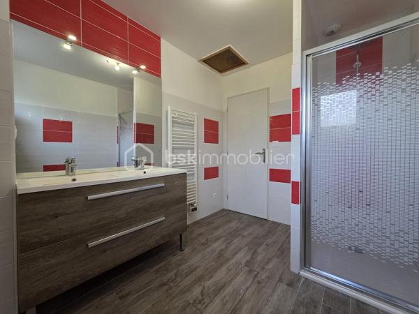Maison familiale de 117m² construite en 2020, offrant un cadre de vie agréable.
Au rez-de-chaussée, vous découvrirez une pièce de vie avec séjour/salon et cuisine ouverte aménagée, donnant un accès direct à la terrasse. Ce niveau comprend également un cellier, un WC indépendant ainsi qu’une suite parentale avec dressing et salle d’eau privative.
À l’étage, une mezzanine dessert trois chambres, une salle d’eau et un second WC indépendant.
À l’extérieur, profitez d’un jardin entièrement clos d’environ 481 m² avec cabanon terrasse, idéal pour les beaux jours.
Les + :
• Maison récente sous garantie décennale
• Climatisation réversible
• Deux portails motorisés
• Beaux volumes
Une maison clé en main, idéale pour une famille en quête de confort et de modernité.
Une visite s'impose.
