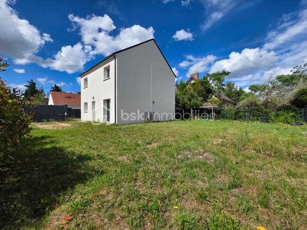 Maison familiale de 117m² construite en 2020, offrant un cadre de vie agréable.
Au rez-de-chaussée, vous découvrirez une pièce de vie avec séjour/salon et cuisine ouverte aménagée, donnant un accès direct à la terrasse. Ce niveau comprend également un cellier, un WC indépendant ainsi qu’une suite parentale avec dressing et salle d’eau privative.
À l’étage, une mezzanine dessert trois chambres, une salle d’eau et un second WC indépendant.
À l’extérieur, profitez d’un jardin entièrement clos d’environ 481 m² avec cabanon terrasse, idéal pour les beaux jours.
Les + :
• Maison récente sous garantie décennale
• Climatisation réversible
• Deux portails motorisés
• Beaux volumes
Une maison clé en main, idéale pour une famille en quête de confort et de modernité.
Une visite s'impose.