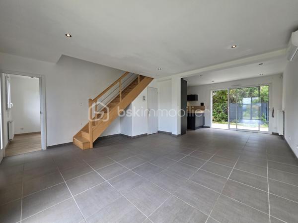 Maison familiale de 117m² construite en 2020, offrant un cadre de vie agréable.
Au rez-de-chaussée, vous découvrirez une pièce de vie avec séjour/salon et cuisine ouverte aménagée, donnant un accès direct à la terrasse. Ce niveau comprend également un cellier, un WC indépendant ainsi qu’une suite parentale avec dressing et salle d’eau privative.
À l’étage, une mezzanine dessert trois chambres, une salle d’eau et un second WC indépendant.
À l’extérieur, profitez d’un jardin entièrement clos d’environ 481 m² avec cabanon terrasse, idéal pour les beaux jours.
Les + :
• Maison récente sous garantie décennale
• Climatisation réversible
• Deux portails motorisés
• Beaux volumes
Une maison clé en main, idéale pour une famille en quête de confort et de modernité.
Une visite s'impose.