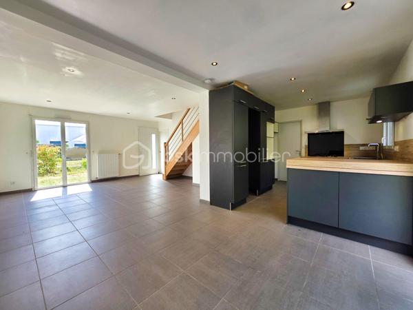 Maison familiale de 117m² construite en 2020, offrant un cadre de vie agréable.
Au rez-de-chaussée, vous découvrirez une pièce de vie avec séjour/salon et cuisine ouverte aménagée, donnant un accès direct à la terrasse. Ce niveau comprend également un cellier, un WC indépendant ainsi qu’une suite parentale avec dressing et salle d’eau privative.
À l’étage, une mezzanine dessert trois chambres, une salle d’eau et un second WC indépendant.
À l’extérieur, profitez d’un jardin entièrement clos d’environ 481 m² avec cabanon terrasse, idéal pour les beaux jours.
Les + :
• Maison récente sous garantie décennale
• Climatisation réversible
• Deux portails motorisés
• Beaux volumes
Une maison clé en main, idéale pour une famille en quête de confort et de modernité.
Une visite s'impose.