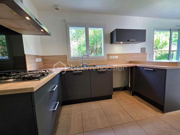 Maison familiale de 117m² construite en 2020, offrant un cadre de vie agréable.
Au rez-de-chaussée, vous découvrirez une pièce de vie avec séjour/salon et cuisine ouverte aménagée, donnant un accès direct à la terrasse. Ce niveau comprend également un cellier, un WC indépendant ainsi qu’une suite parentale avec dressing et salle d’eau privative.
À l’étage, une mezzanine dessert trois chambres, une salle d’eau et un second WC indépendant.
À l’extérieur, profitez d’un jardin entièrement clos d’environ 481 m² avec cabanon terrasse, idéal pour les beaux jours.
Les + :
• Maison récente sous garantie décennale
• Climatisation réversible
• Deux portails motorisés
• Beaux volumes
Une maison clé en main, idéale pour une famille en quête de confort et de modernité.
Une visite s'impose.
