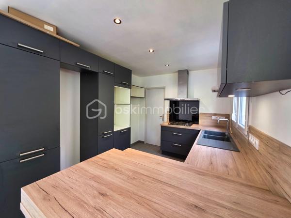 Maison familiale de 117m² construite en 2020, offrant un cadre de vie agréable.
Au rez-de-chaussée, vous découvrirez une pièce de vie avec séjour/salon et cuisine ouverte aménagée, donnant un accès direct à la terrasse. Ce niveau comprend également un cellier, un WC indépendant ainsi qu’une suite parentale avec dressing et salle d’eau privative.
À l’étage, une mezzanine dessert trois chambres, une salle d’eau et un second WC indépendant.
À l’extérieur, profitez d’un jardin entièrement clos d’environ 481 m² avec cabanon terrasse, idéal pour les beaux jours.
Les + :
• Maison récente sous garantie décennale
• Climatisation réversible
• Deux portails motorisés
• Beaux volumes
Une maison clé en main, idéale pour une famille en quête de confort et de modernité.
Une visite s'impose.