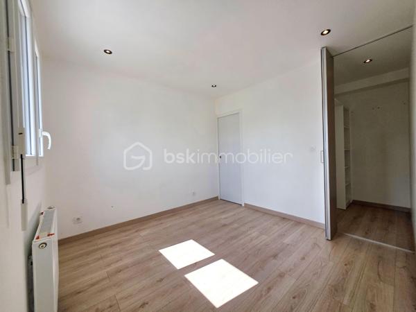 Maison familiale de 117m² construite en 2020, offrant un cadre de vie agréable.
Au rez-de-chaussée, vous découvrirez une pièce de vie avec séjour/salon et cuisine ouverte aménagée, donnant un accès direct à la terrasse. Ce niveau comprend également un cellier, un WC indépendant ainsi qu’une suite parentale avec dressing et salle d’eau privative.
À l’étage, une mezzanine dessert trois chambres, une salle d’eau et un second WC indépendant.
À l’extérieur, profitez d’un jardin entièrement clos d’environ 481 m² avec cabanon terrasse, idéal pour les beaux jours.
Les + :
• Maison récente sous garantie décennale
• Climatisation réversible
• Deux portails motorisés
• Beaux volumes
Une maison clé en main, idéale pour une famille en quête de confort et de modernité.
Une visite s'impose.
