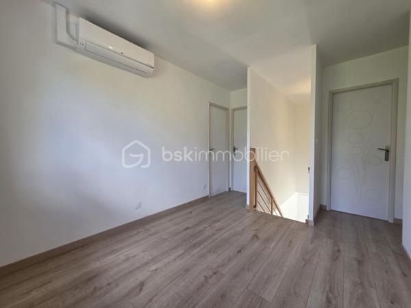Maison familiale de 117m² construite en 2020, offrant un cadre de vie agréable.
Au rez-de-chaussée, vous découvrirez une pièce de vie avec séjour/salon et cuisine ouverte aménagée, donnant un accès direct à la terrasse. Ce niveau comprend également un cellier, un WC indépendant ainsi qu’une suite parentale avec dressing et salle d’eau privative.
À l’étage, une mezzanine dessert trois chambres, une salle d’eau et un second WC indépendant.
À l’extérieur, profitez d’un jardin entièrement clos d’environ 481 m² avec cabanon terrasse, idéal pour les beaux jours.
Les + :
• Maison récente sous garantie décennale
• Climatisation réversible
• Deux portails motorisés
• Beaux volumes
Une maison clé en main, idéale pour une famille en quête de confort et de modernité.
Une visite s'impose.