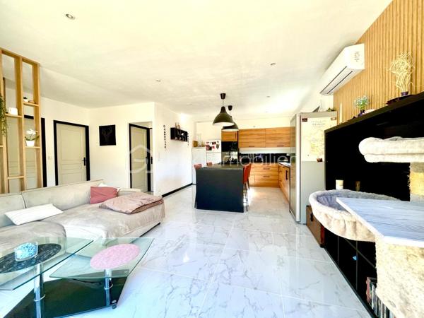Tourves, village au cœur de la Provence verte, à 10minutes de Saint Maximin-la-sainte-Baume et à 35 minutes d'Aix-en-Provence.
Dans un environnement calme et rechercher ! 

Villa de 3 pièces offrant pus de 65 m² habitables,  implantée sur un  terrain  de 510m² idéalement situé à proximité immédiate du centre du village. 

Offrant un cadre de vie pratique et agréable au quotidien, (Commerces de proximité, marché, boulangerie, pharmacie, restaurants, école, etc.)
 
En entrant, vous découvrez un bel espace de vie lumineux avec salon et cuisine ouverte, entièrement équipée et aménagée.  

La partie nuit se compose de 2 belles chambres avec dressing, d'une salle d'eau avec buanderie ainsi que d'un WC séparé.

Le jardin est  entièrement clôturé  avec un espace de stationnement.

La villa, construite en 2024  elle est équipée d'une climatisation réversible ainsi que d'un ballon d'eau chaude thermodynamique.

Elle est raccordée au tout-à-l'égout.

Possibilité de conserver une partie du mobilier, inclus dans le prix de vente.

La création d'une terrasse en béton et la pose de panneaux occultant, seront réalisées à la charge du propriétaire.


A visiter sans tarder !