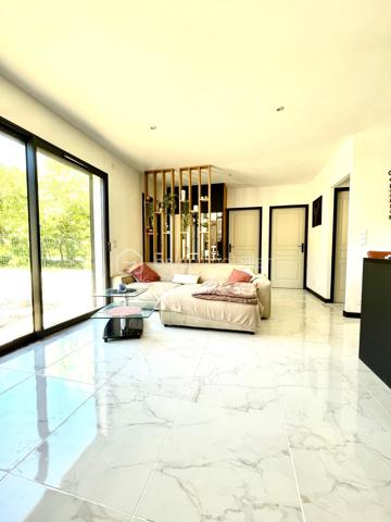 Tourves, village au cœur de la Provence verte, à 10minutes de Saint Maximin-la-sainte-Baume et à 35 minutes d'Aix-en-Provence.
Dans un environnement calme et rechercher ! 

Villa de 3 pièces offrant pus de 65 m² habitables,  implantée sur un  terrain  de 510m² idéalement situé à proximité immédiate du centre du village. 

Offrant un cadre de vie pratique et agréable au quotidien, (Commerces de proximité, marché, boulangerie, pharmacie, restaurants, école, etc.)
 
En entrant, vous découvrez un bel espace de vie lumineux avec salon et cuisine ouverte, entièrement équipée et aménagée.  

La partie nuit se compose de 2 belles chambres avec dressing, d'une salle d'eau avec buanderie ainsi que d'un WC séparé.

Le jardin est  entièrement clôturé  avec un espace de stationnement.

La villa, construite en 2024  elle est équipée d'une climatisation réversible ainsi que d'un ballon d'eau chaude thermodynamique.

Elle est raccordée au tout-à-l'égout.

Possibilité de conserver une partie du mobilier, inclus dans le prix de vente.

La création d'une terrasse en béton et la pose de panneaux occultant, seront réalisées à la charge du propriétaire.


A visiter sans tarder !