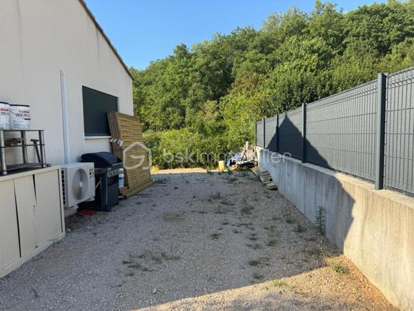 Tourves, village au cœur de la Provence verte, à 10minutes de Saint Maximin-la-sainte-Baume et à 35 minutes d'Aix-en-Provence.
Dans un environnement calme et rechercher ! 

Villa de 3 pièces offrant pus de 65 m² habitables,  implantée sur un  terrain  de 510m² idéalement situé à proximité immédiate du centre du village. 

Offrant un cadre de vie pratique et agréable au quotidien, (Commerces de proximité, marché, boulangerie, pharmacie, restaurants, école, etc.)
 
En entrant, vous découvrez un bel espace de vie lumineux avec salon et cuisine ouverte, entièrement équipée et aménagée.  

La partie nuit se compose de 2 belles chambres avec dressing, d'une salle d'eau avec buanderie ainsi que d'un WC séparé.

Le jardin est  entièrement clôturé  avec un espace de stationnement.

La villa, construite en 2024  elle est équipée d'une climatisation réversible ainsi que d'un ballon d'eau chaude thermodynamique.

Elle est raccordée au tout-à-l'égout.

Possibilité de conserver une partie du mobilier, inclus dans le prix de vente.

La création d'une terrasse en béton et la pose de panneaux occultant, seront réalisées à la charge du propriétaire.


A visiter sans tarder !